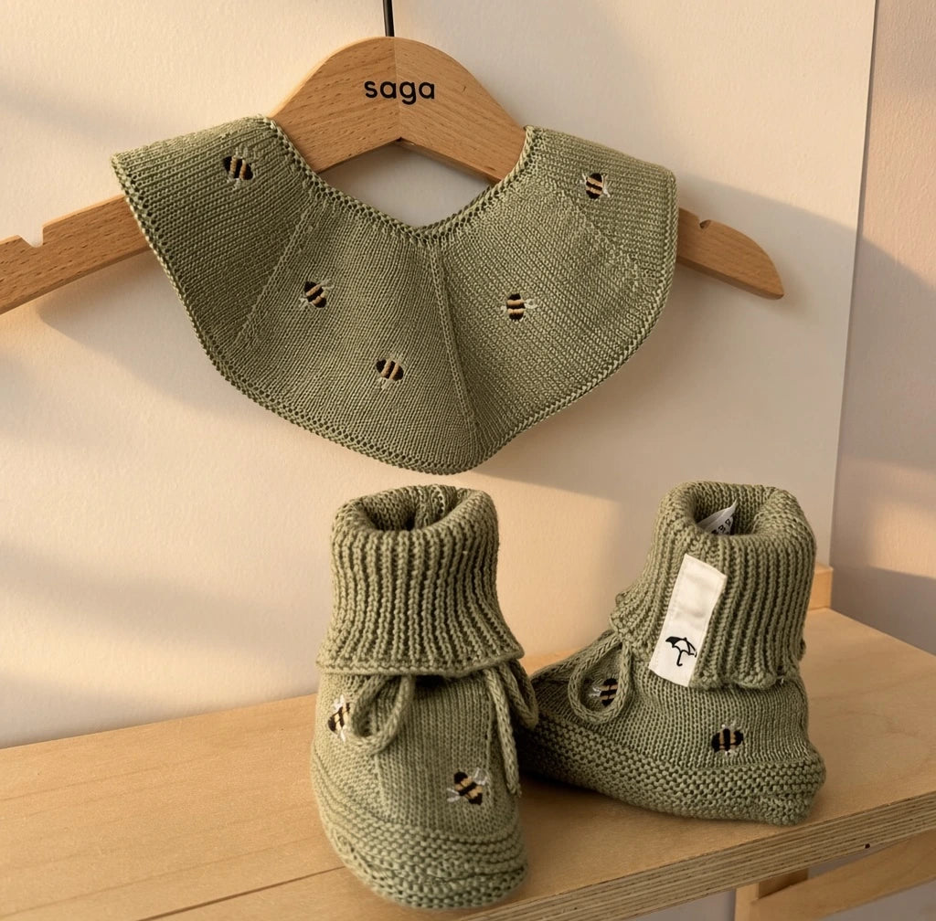 Knitted bib - Little Leaf Bee